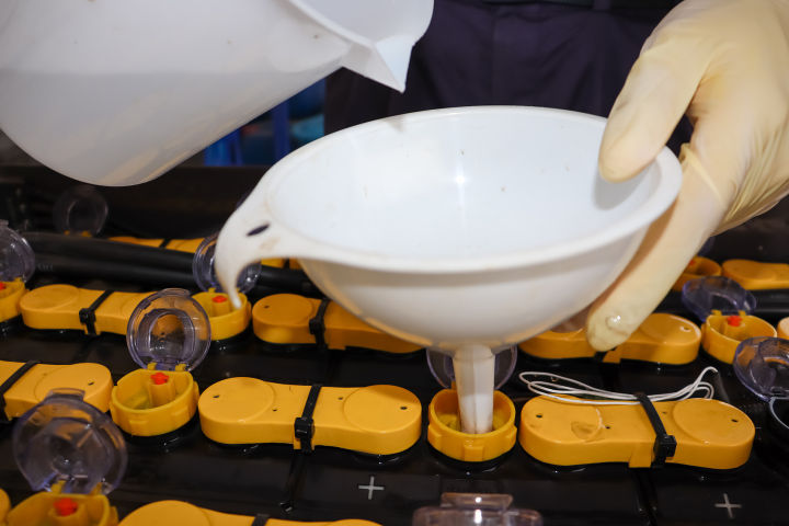 免維護(hù)蓄電池如何手動加水？加水步驟介紹