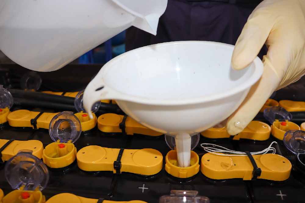 電瓶里面沒水了應如何處理？缺水會對電瓶造成何種損害？